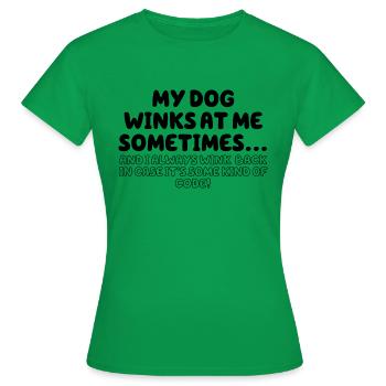 Mon chien me fait parfois un clin d’œil - T-shirt Femme - vert - Devant - AI Model Female 172 dark (172cm)