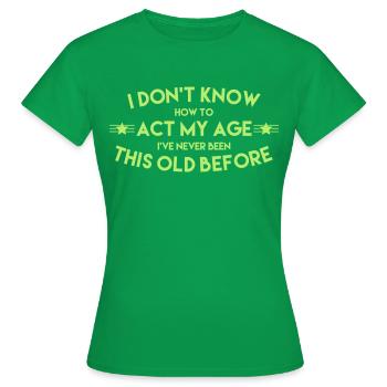WIE VERHALTE ICH MICH IN MEINEM ALTER? - Frauen T-Shirt - Kelly Green - Vorne - AI Model Female 172 dark (172cm)