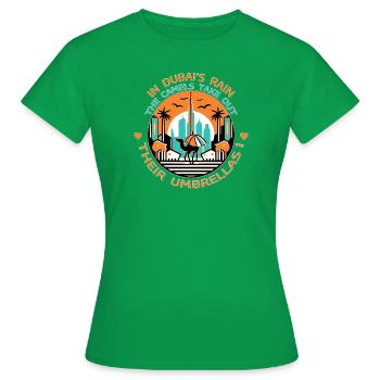 DIE KAMELE HOLEN IN DUBAI IHRE REGENSCHIRME HERAUS - Frauen T-Shirt - Kelly Green - Vorne - AI Model Female 172 dark (172cm)
