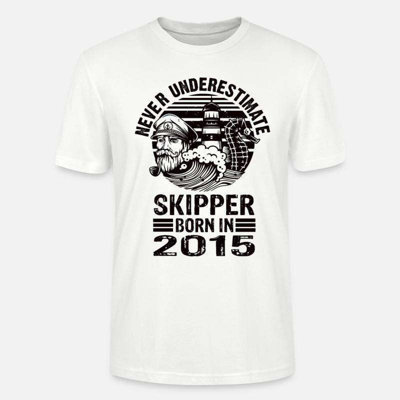 Never Underestimate Skipper born in 2015 - Stanley/Stella Unisex Bio-T-Shirt CRAFTER - Weiß