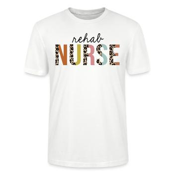Infirmière en réadaptation Leopard Imprimer infirmière autorisée autorisée - T-shirt bio CRAFTER Stanley Stella Unisexe - blanc - Devant - Alina (178cm) & Michal (187cm)