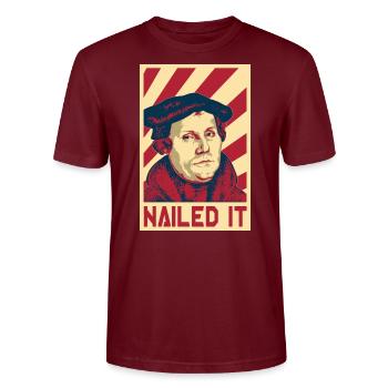 Martin Luther Rétro propagande - T-shirt bio CRAFTER Stanley Stella Unisexe - bordeaux - Devant - Alina (178cm) & Michal (187cm)