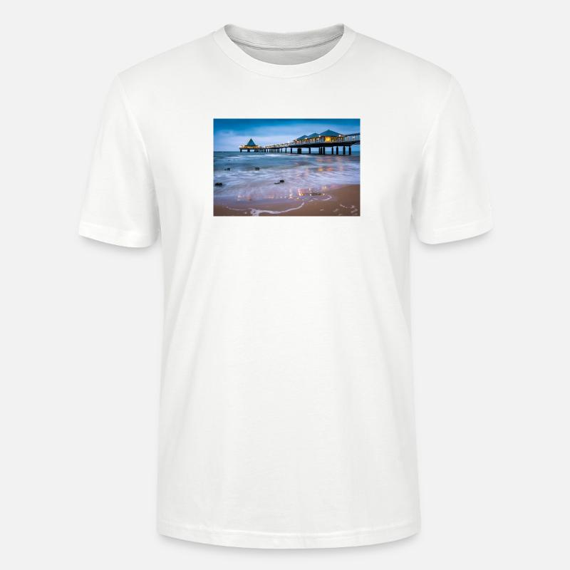 Seebrücke Heringsdorf mit Lichterglanz - Stanley/Stella Unisex Bio-T-Shirt CRAFTER - Weiß