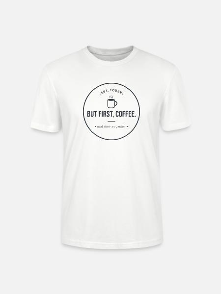But first, Coffee" - Kaffee & Panik Abzeichen - Stanley/Stella Unisex Bio-T-Shirt CRAFTER - Weiß