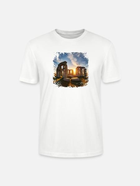 Sonnenaufgang über einer megalithischen Anlage - Stanley/Stella Unisex Bio-T-Shirt CRAFTER - Weiß