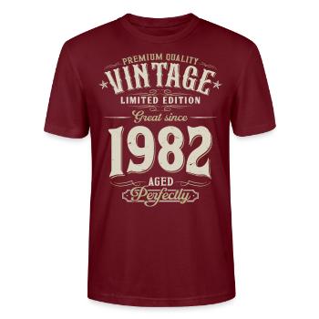 1982 Jahrgang geboren Vintage GeburtstagGeschenk - Stanley/Stella Unisex Bio-T-Shirt CRAFTER - Burgunderrot - Vorne - Alina (178cm) & Michal (187cm)