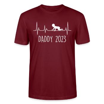 Daddy 2023 Dad-to-be - Stanley/Stella CRAFTER Unisex Organic T-Shirt - burgundy - Front - Alina (178cm) & Michal (187cm)