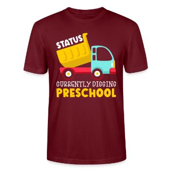 Les enfants retournent à l’école en train de creuser l’école maternelle - T-shirt bio CRAFTER Stanley Stella Unisexe - bordeaux - Devant - Alina (178cm) & Michal (187cm)