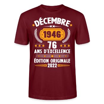 Cadeau D'anniversaire Rétro 76 Ans Décembre 1946 - T-shirt bio CRAFTER Stanley Stella Unisexe - bordeaux - Devant - Alina (178cm) & Michal (187cm)