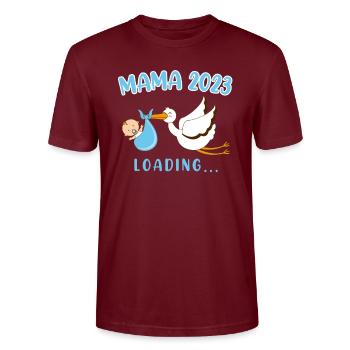 Mama 2023 Klapperstorch Baby Storch schwanger Mama - Stanley/Stella Unisex Bio-T-Shirt CRAFTER - Burgunderrot - Vorne - Alina (178cm) & Michal (187cm)
