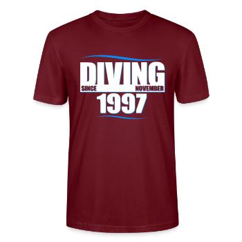 Taucher Geburtstag - Diving since November 1997 - Stanley/Stella Unisex Bio-T-Shirt CRAFTER - Burgunderrot - Vorne - Alina (178cm) & Michal (187cm)