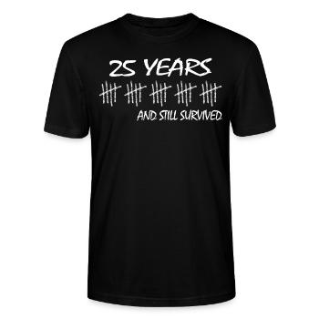 25. geburtstag jubiläum survived 25 fünfundzwanzig - Stanley/Stella Unisex Bio-T-Shirt CRAFTER - Schwarz - Vorne - Alina (178cm) & Michal (187cm)