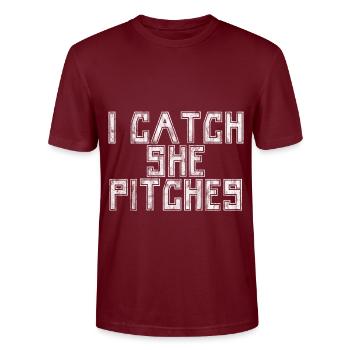 I Catch She Pitches 5 - Stanley/Stella Unisex Bio-T-Shirt CRAFTER - Burgunderrot - Vorne - Alina (178cm) & Michal (187cm)