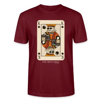 Beatmaker King Card für Musikproduzent und DJ - Stanley/Stella Unisex Bio-T-Shirt CRAFTER - Burgunderrot - Vorne - Alina (178cm) & Michal (187cm)