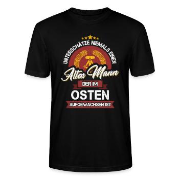 UNTERSCHÄTZE NIEMALS EINEN ALTEN MANN OSTEN DDR - Stanley/Stella Unisex Bio-T-Shirt CRAFTER - Schwarz - Vorne - Alina (178cm) & Michal (187cm)