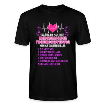 Glaube niemals einer Medizinischen Fachangestellte - Stanley/Stella Unisex Bio-T-Shirt CRAFTER - Schwarz - Vorne - Alina (178cm) & Michal (187cm)