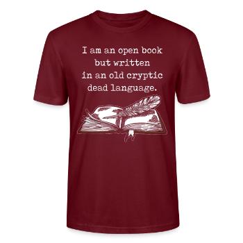 Dark Academia Aesthetic I Am An Open Book Text - Stanley/Stella Unisex Bio-T-Shirt CRAFTER - Burgunderrot - Vorne - Alina (178cm) & Michal (187cm)