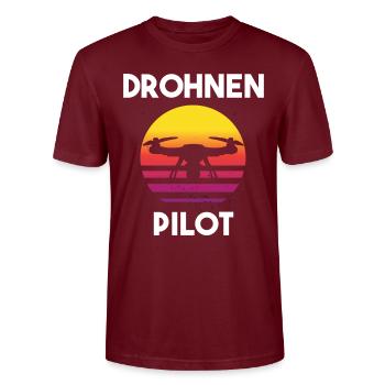 Drohnenpilot Spruch - Stanley/Stella Unisex Bio-T-Shirt CRAFTER - Burgunderrot - Vorne - Alina (178cm) & Michal (187cm)