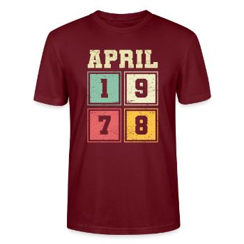 45th birthday April Vintage 1978 Vintage - Stanley/Stella CRAFTER Unisex Organic T-Shirt - burgundy - Front - Alina (178cm) & Michal (187cm)