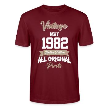 Mai 1982 Cadeau d’anniversaire vintage - T-shirt bio CRAFTER Stanley Stella Unisexe - bordeaux - Devant - Alina (178cm) & Michal (187cm)