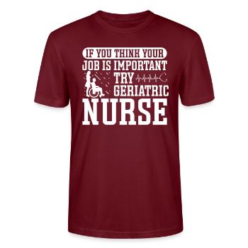 Infirmière en soins infirmiers gériatriques - T-shirt bio CRAFTER Stanley Stella Unisexe - bordeaux - Devant - Alina (178cm) & Michal (187cm)