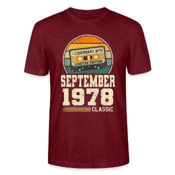 45th Birthday September Vintage 1978 Vintage - Stanley/Stella CRAFTER Unisex Organic T-Shirt - burgundy - Front - Alina (178cm) & Michal (187cm)