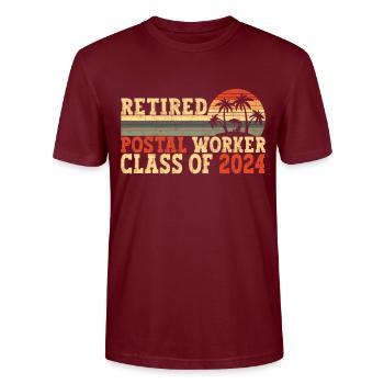 Retired Postal Worker Class Of 2024 - Stanley/Stella Unisex Bio-T-Shirt CRAFTER - Burgunderrot - Vorne - Alina (178cm) & Michal (187cm)