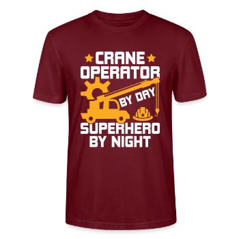 Crane Operator By Day - Lustiges Kranfahrer - Stanley/Stella Unisex Bio-T-Shirt CRAFTER - Burgunderrot - Vorne - Alina (178cm) & Michal (187cm)