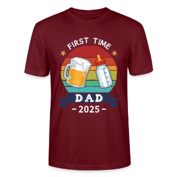 First Time Dad 2025 - Stanley/Stella Unisex Bio-T-Shirt CRAFTER - Burgunderrot - Vorne - Alina (178cm) & Michal (187cm)