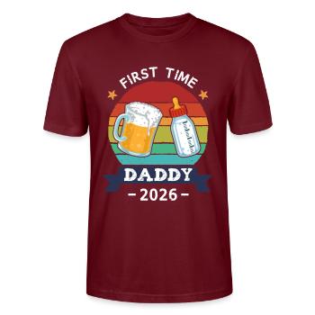 Première fois papa 2026 - T-shirt bio CRAFTER Stanley Stella Unisexe - bordeaux - Devant - Alina (178cm) & Michal (187cm)