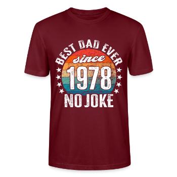Bester Papa der Welt seit 1978 No Joke - Stanley/Stella Unisex Bio-T-Shirt CRAFTER - Burgunderrot - Vorne - Alina (178cm) & Michal (187cm)