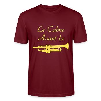 CALM BEFORE THE TRUMPET - Puns - Stanley/Stella CRAFTER Unisex Organic T-Shirt - burgundy - Front - Alina (178cm) & Michal (187cm)