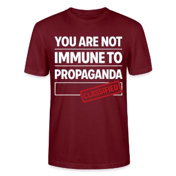 not immune to propaganda - Stanley/Stella CRAFTER Unisex Organic T-Shirt - burgundy - Front - Alina (178cm) & Michal (187cm)