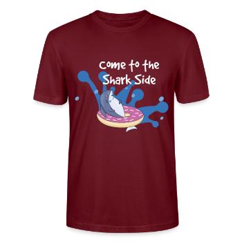komm auf die dunkle Hai Seite - Stanley/Stella Unisex Bio-T-Shirt CRAFTER - Burgunderrot - Vorne - Alina (178cm) & Michal (187cm)