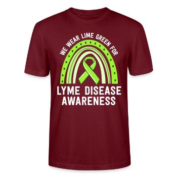 Wir tragen Lime Green Lyme Disease Awareness Tick - Stanley/Stella Unisex Bio-T-Shirt CRAFTER - Burgunderrot - Vorne - Alina (178cm) & Michal (187cm)