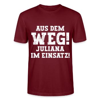 Juliana Lustiger Spruch Vorname Name Juliana - Stanley/Stella Unisex Bio-T-Shirt CRAFTER - Burgunderrot - Vorne - Alina (178cm) & Michal (187cm)