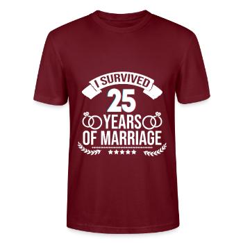 J’ai survécu 25 ans! Mariage argenté - T-shirt bio CRAFTER Stanley Stella Unisexe - bordeaux - Devant - Alina (178cm) & Michal (187cm)