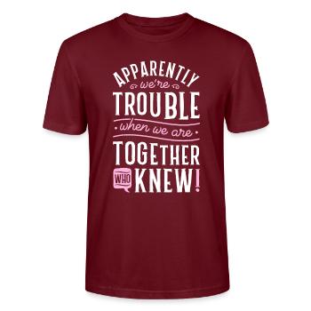 Apparemment, nous avons des problèmes quand nous sommes ensemble Scra - T-shirt bio CRAFTER Stanley Stella Unisexe - bordeaux - Devant - Alina (178cm) & Michal (187cm)