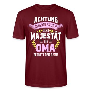 Die Majestät die Oma betritt den Raum Großmutter - Stanley/Stella Unisex Bio-T-Shirt CRAFTER - Burgunderrot - Vorne - Alina (178cm) & Michal (187cm)
