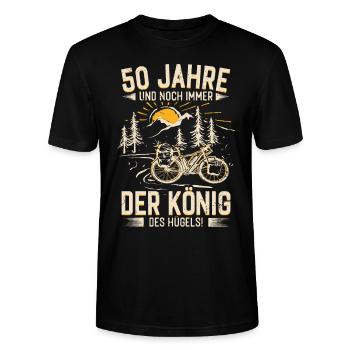 50 Jahre: Unangefochtener König des Hügels! - Stanley/Stella Unisex Bio-T-Shirt CRAFTER - Schwarz - Vorne - Alina (178cm) & Michal (187cm)
