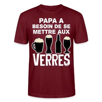 Papa A Besoin D'un Verre De Bière Cadeau Humour - T-shirt bio CRAFTER Stanley Stella Unisexe - bordeaux - Devant - Alina (178cm) & Michal (187cm)
