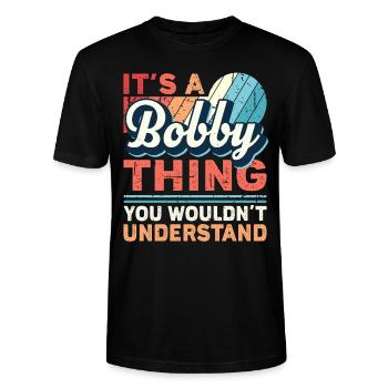 Name Bobby Geschenk Geburtstag Namenstag - Stanley/Stella Unisex Bio-T-Shirt CRAFTER - Schwarz - Vorne - Alina (178cm) & Michal (187cm)