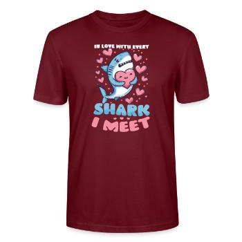 Biologe Hailiebhaber lieben jeden Hai, den ich treffe - Stanley/Stella Unisex Bio-T-Shirt CRAFTER - Burgunderrot - Vorne - Alina (178cm) & Michal (187cm)