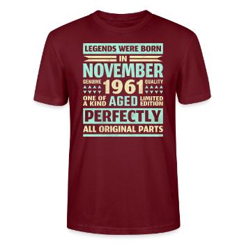 60th birthday gift November 1961 60 years - Stanley/Stella CRAFTER Unisex Organic T-Shirt - burgundy - Front - Alina (178cm) & Michal (187cm)