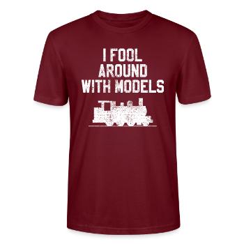 Model Railway - Stanley/Stella CRAFTER Unisex Organic T-Shirt - burgundy - Front - Alina (178cm) & Michal (187cm)