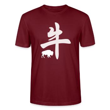Chinesisches Tierkreiszeichen Ochse - Stanley/Stella Unisex Bio-T-Shirt CRAFTER - Burgunderrot - Vorne - Alina (178cm) & Michal (187cm)