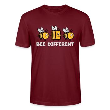 bee different Bienen Zitat - Stanley/Stella Unisex Bio-T-Shirt CRAFTER - Burgunderrot - Vorne - Alina (178cm) & Michal (187cm)