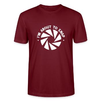 Ich Bin Kurz Davor, Die Kamera Zu - Stanley/Stella Unisex Bio-T-Shirt CRAFTER - Burgunderrot - Vorne - Alina (178cm) & Michal (187cm)