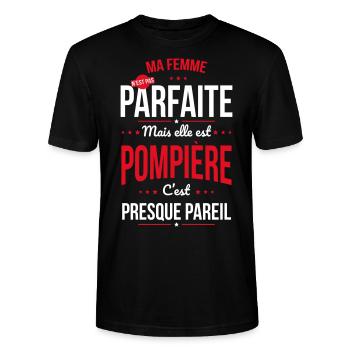 Ma femme n'est pas parfaite mais elle est pompière - T-shirt bio CRAFTER Stanley Stella Unisexe - noir - Devant - Alina (178cm) & Michal (187cm)