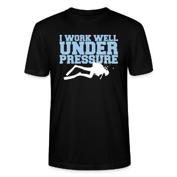 Je travaille bien sous pression - T-shirt bio CRAFTER Stanley Stella Unisexe - noir - Devant - Alina (178cm) & Michal (187cm)